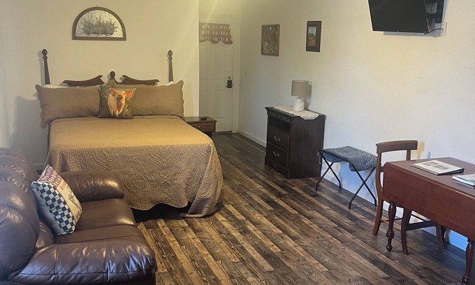 Bardstown Apartment | Bourbon Oak Hideaway 1 - Charming Studio Apartment on the Bourbon Trail -