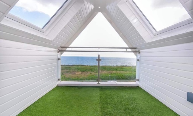 Boscombe Apartment | Bournecoast: Modern clifftop apartment with panoramic sea views by beach -FM6184