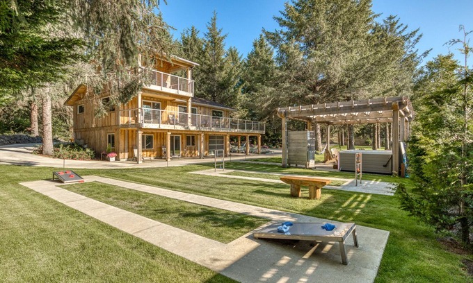 Long Beach House | Boutique cabin on manicured acre. Hot tub. Path to beach. Wifi 200/10
