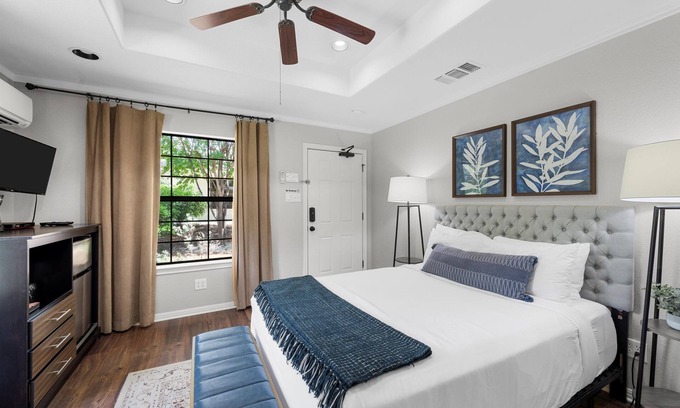 Crawford Apartment | Boutique Hotel Suite on 30 Acre Retreat & 20 Minutes to Baylor & Waco Activities