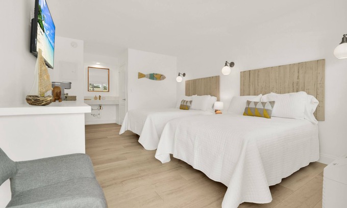 Deerfield Beach Hotel | Boutique Hotel 2 double beds with POOL, LOCATION! 1 block to BEACH/Restaurants