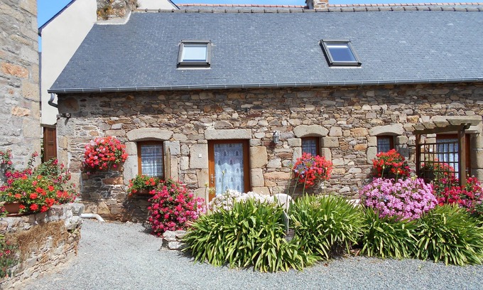 Ploubazlanec Cottage | Bréhat" gite in character farmhouse