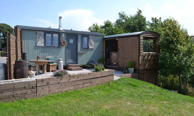 Barnoldswick Cottage | BRACKEN HUT AT COPY HOUSE HIDEAWAY, pet friendly in Earby