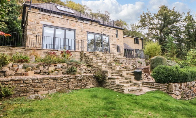 Froggatt Cottage | BRAMBLESIDE, pet friendly, character holiday cottage in Calver