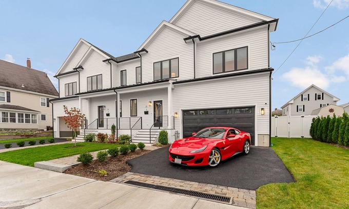 South Side Villa | Brand New 6BR 5.5Bath House 20Min Downtown Boston-Game room, fire pit, Projector
