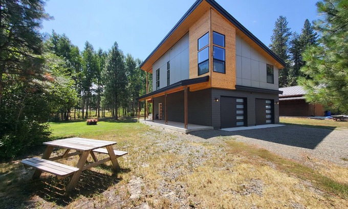 Ronald House | Brand new charming 3-bedroom house in marvelous Ronald with WiFi, AC, hot tub.