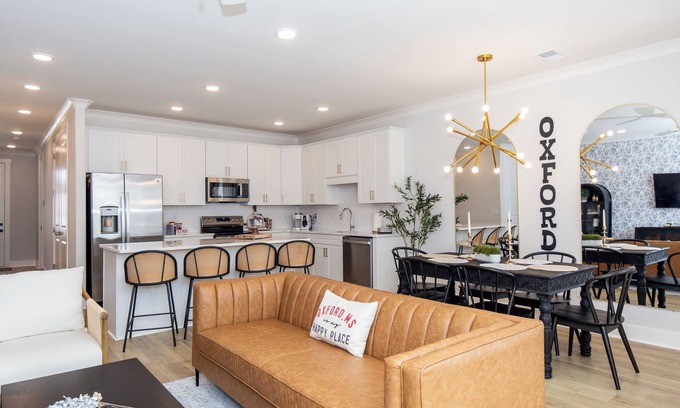 Oxford House | Brand New construction! 5 mins to Square & Campus @ Ole Miss! Brand New Pool!