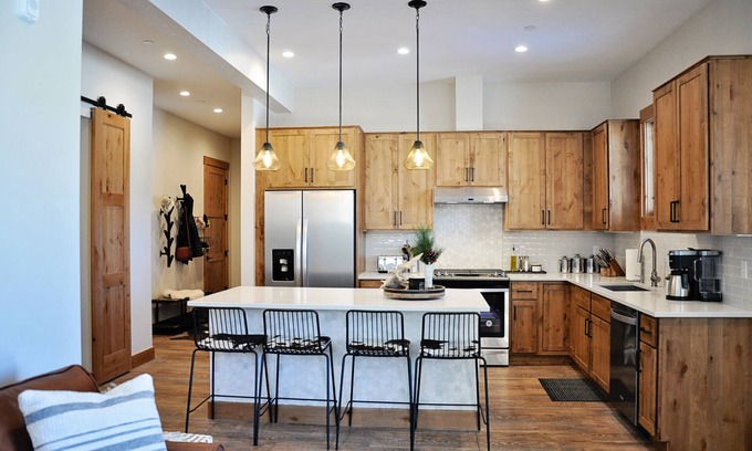 Fraser Condo | BRAND NEW Contemporary 2 BR near Winter Park Ski Resort on Shuttle w/priv hottub