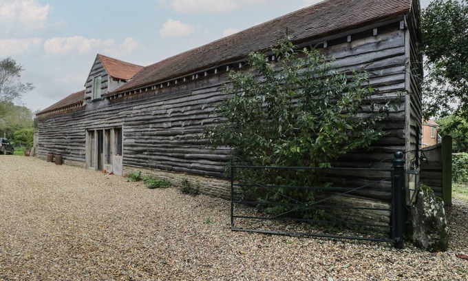 Malmesbury Cottage | BRANDEERS LONG BARN, pet friendly, with a garden in Minety