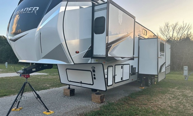 Branson RV Rental | Branson Escape- Charming Stationary Fifth Wheel Rental with Comfort and Style