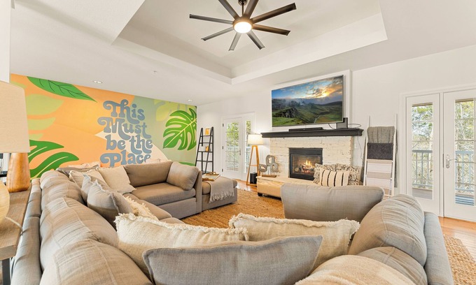 Branson House | BransonBliss: Golf, ClubPool, Fireplace, Workspace, 30ft patio, EnsuiteBaths