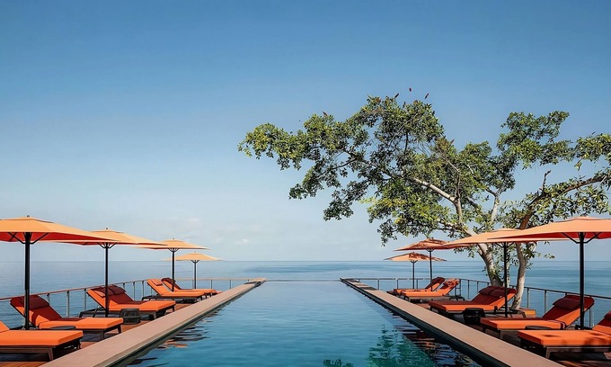 Compostela House | Breath of Fresh Air! Balcony, Pools, Beachfront, Free Breakfast, Free Parking!