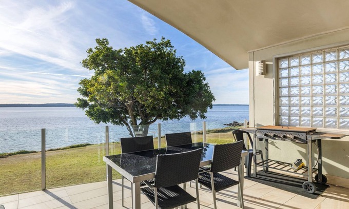 Corlette House | Breath Taking Waterfront