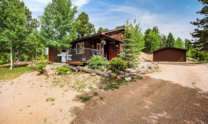 Divide House | Breathtaking Pike's Peak View from Adorable Mountain Cabin