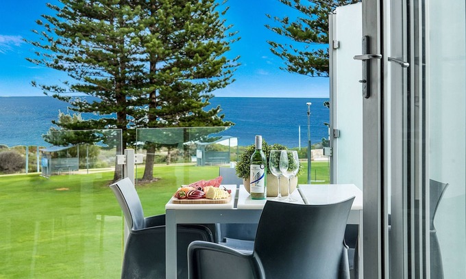 Mullaloo Apartment | Breathtaking Sunsets @ Mullaloo Beach