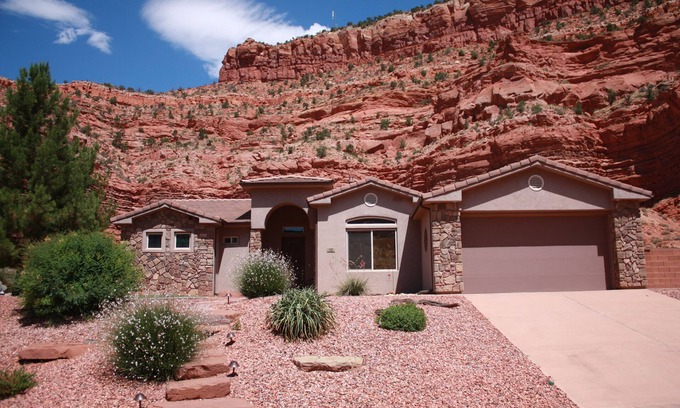 Kanab House | Breathtaking View of Red Cliffs