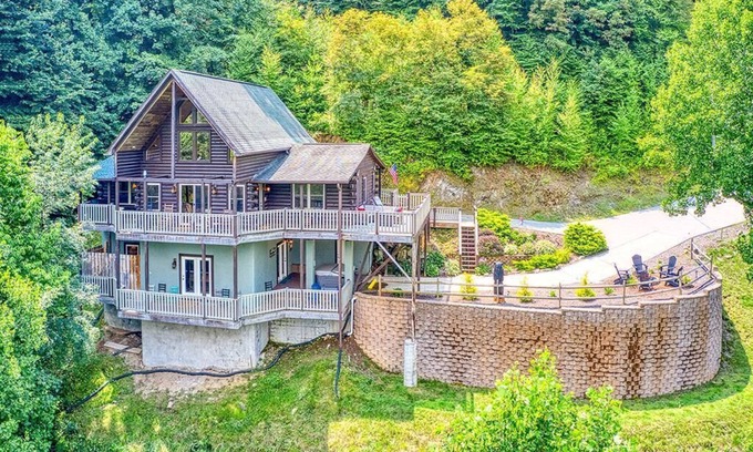Maggie Valley Cabin | Breathtaking Views! Fast WiFi, Pool Table, Hot Tub, lvl 2 EV Charger, Fire Pit!