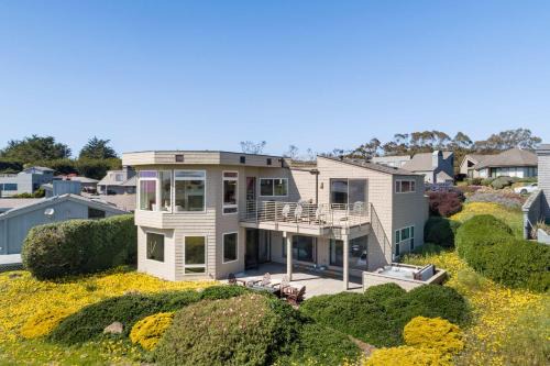Bodega Bay House | Breathtaking Views of the Pacific Ocean Rooftop Balcony Gourmet Kitchen and Hot Tub overlooking Golf Course