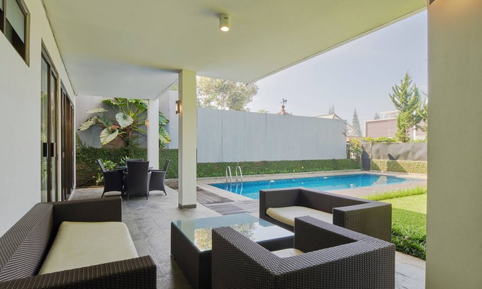 Bandung Villa | BreezeBlows City View 5BR with Pool + Familly Room