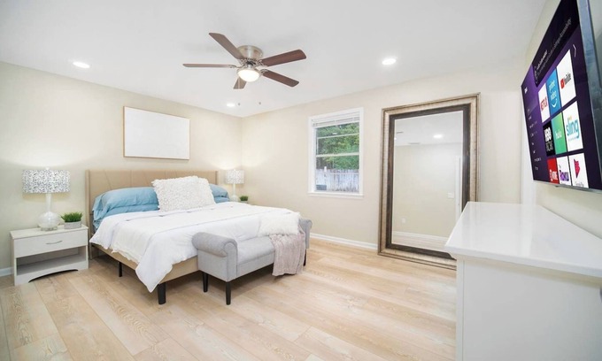 Southside House | ~Breezy Biz Sleeps 12 Heated Pool & Boardroom~