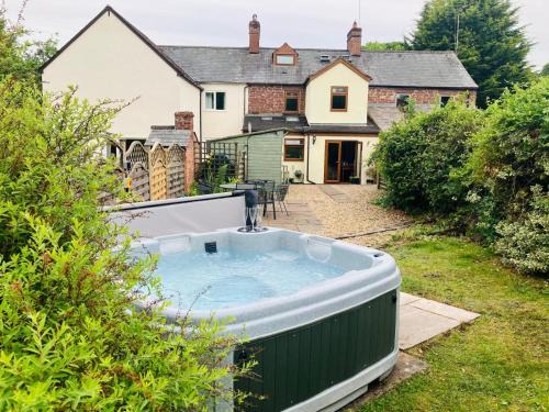 Mitcheldean House | Bridge Cottage Hot tub Enclosed garden Tranquility