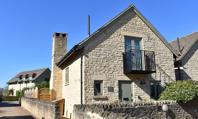 Cirencester Cottage | BRIDGE HOUSE, pet friendly, with pool in Cotswold Water Park