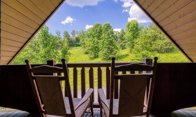 Sevierville Cabin | Bridgewood Cabin, Hot Tub, FREE Attraction tickets, WIFI!