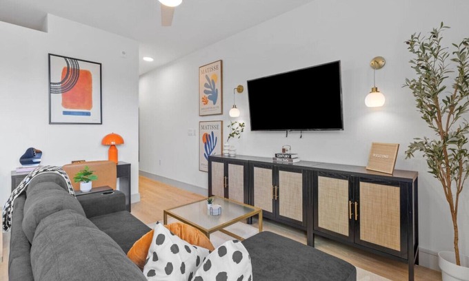 McNeil Apartment | Bright 1BR|Wi-Fi & Smart TV|Gated Apt Near Domain