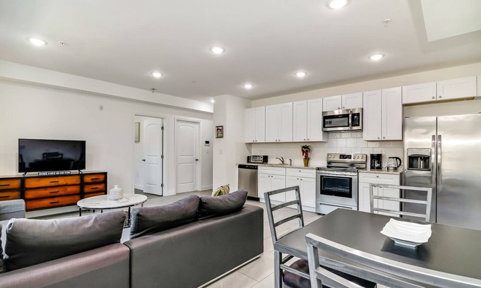 Fairmount Condo | Bright 2 BD/BA Condo near the MET
