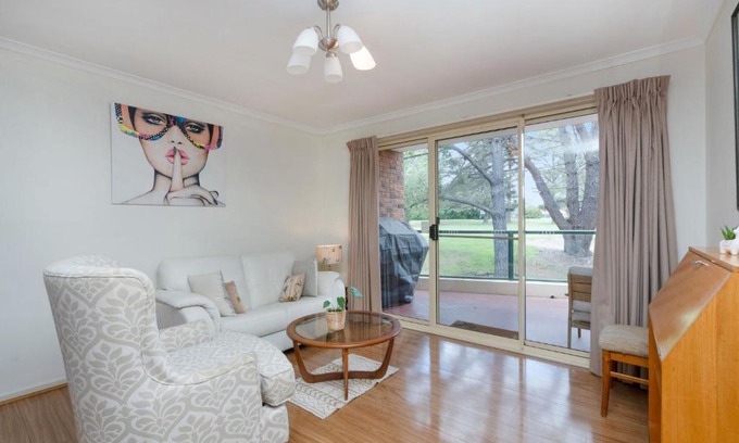 Narrabundah Apartment | Bright 2-Bed Apartment Near Scenic Attractions