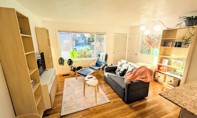 Corvallis House | Bright 2BR, Cal King Bed, 15 Min walk to OSU