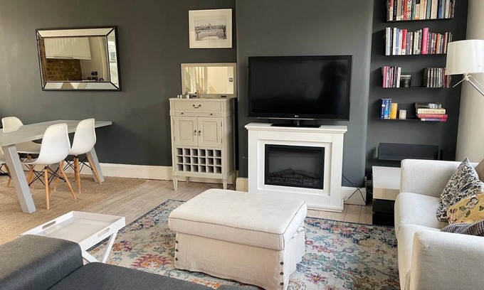 Sands End Apartment | Bright 3 bedroom design flat with terrace