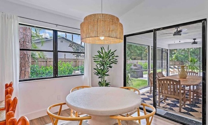 Jupiter House | Bright and beautiful coastal Jupiter home