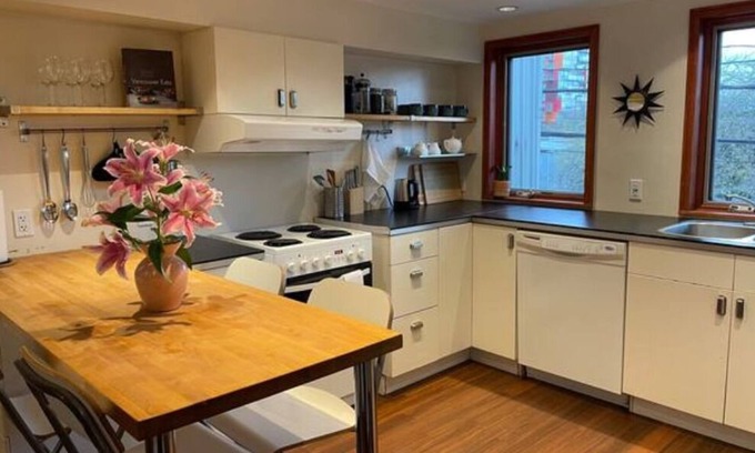 Downtown Eastside Apartment | Bright and cozy upper suite close to downtown