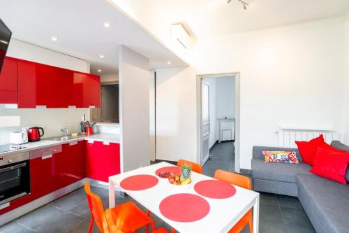 Antibes Old Town Apartment | Bright and modern 2 BR in the heart of Antibes!