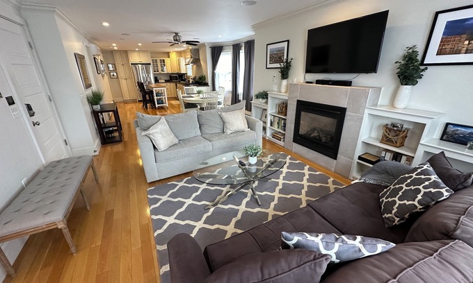 Off Broadway Apartment | Bright and Open 2 Bed 1 Bath (Dog Friendly) Apartment in Broadway Neighborhood