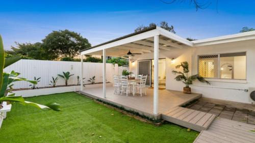 Holloways Beach House | Bright and Spacious Triplex Near Holloways Beach
