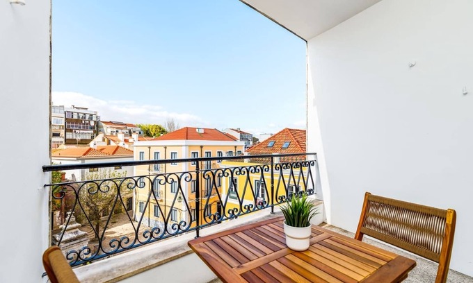 Cacilhas Apartment | Bright and Spacious Two Bedroom Apt in Almada