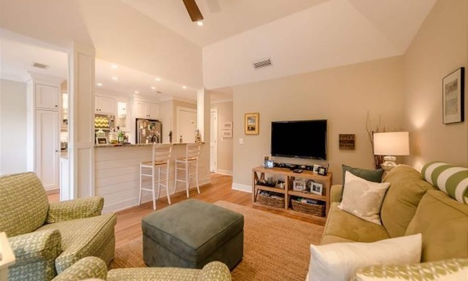 Kiawah Island Villa | Bright and sunny 1 BR/1 BA villa. A short, 4 minute walk to the beach.