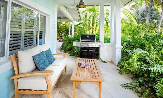 Islamorada Resort | Bright Caribbean-Style Home w/Kitchen, WiFi, & Wraparound Outdoor Veranda