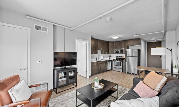 Downtown Des Moines Apartment | Bright, Chic and Stylish Suite