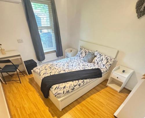 Grove Park House | Bright & Cozy Double Room with great transport links