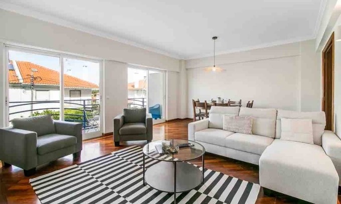 Oeiras Apartment | Bright Flat by Carcavelos Beach with Fast Wi-Fi
