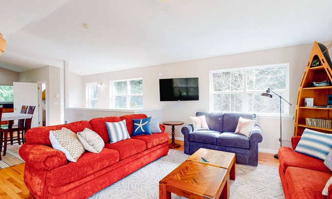 Rockaway Beach House | Bright home near beach with fast WiFi, fireplace & washer/dryer