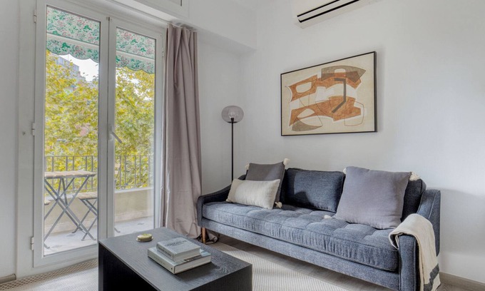 La Nova Esquerra de l'Eixample Apartment | Bright Nova Esquerra de l'Eixample 3BR w/2 Balconies, by Blueground