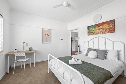 Ryde House | Bright Queen Room - Central Location at Ryde - Shared Bathroom
