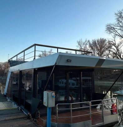 Belgrade Boat Rental | Bright Room Houseboat