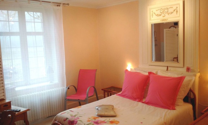 Aydoilles Bed & Breakfast | Bright room with common areas and tennis court in Aydoilles