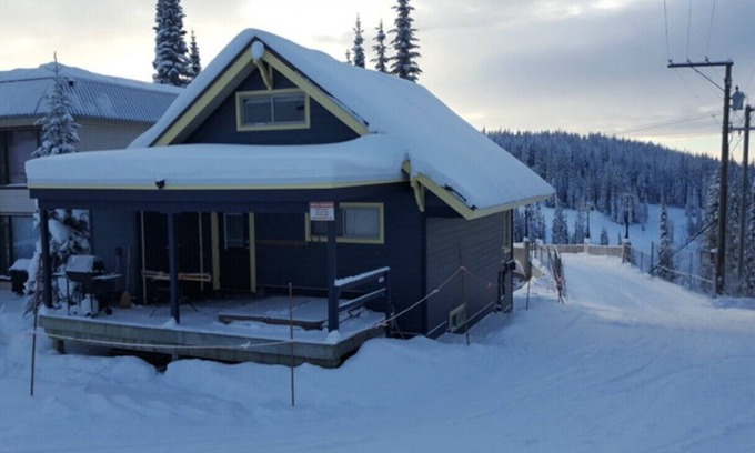 Silver Star Mountain Ski Chalet | Bright Unit with Lots of Windows, Private Hot Tub