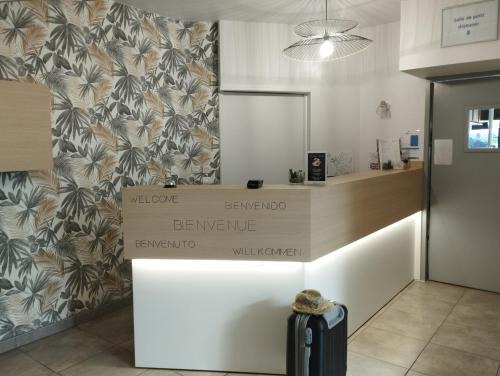 Guingamp Hotel | Brit Hotel L'Arrivée Guingamp